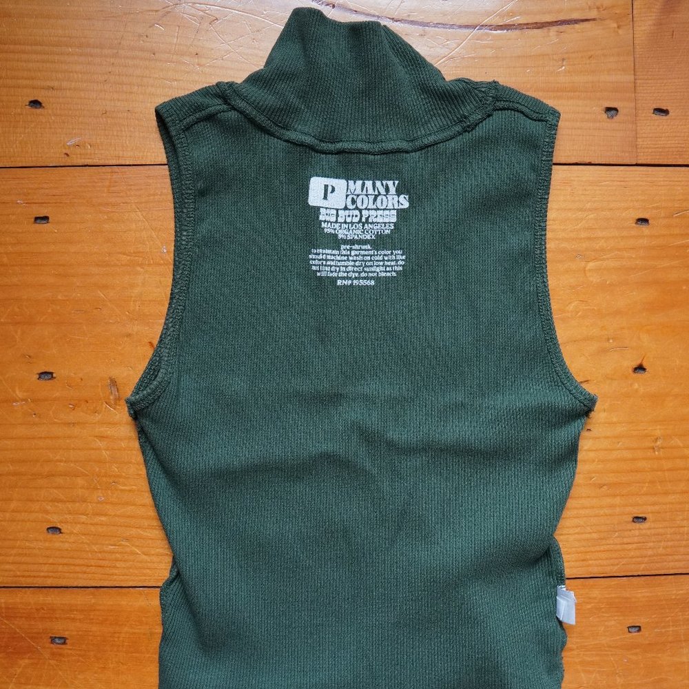 Sleeveless Essential Turtleneck Crop